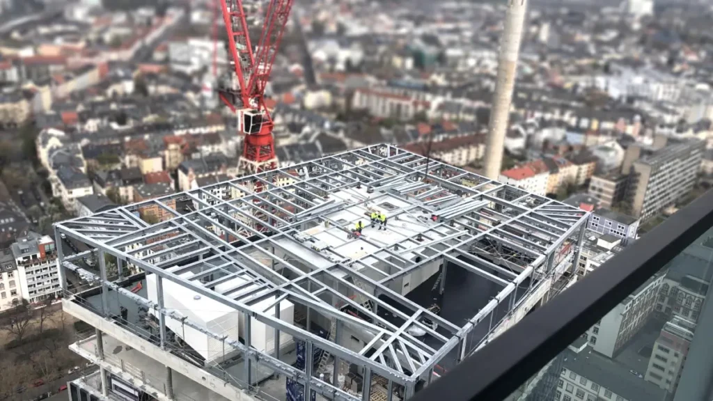 Traggestell auf einem Hochhaus